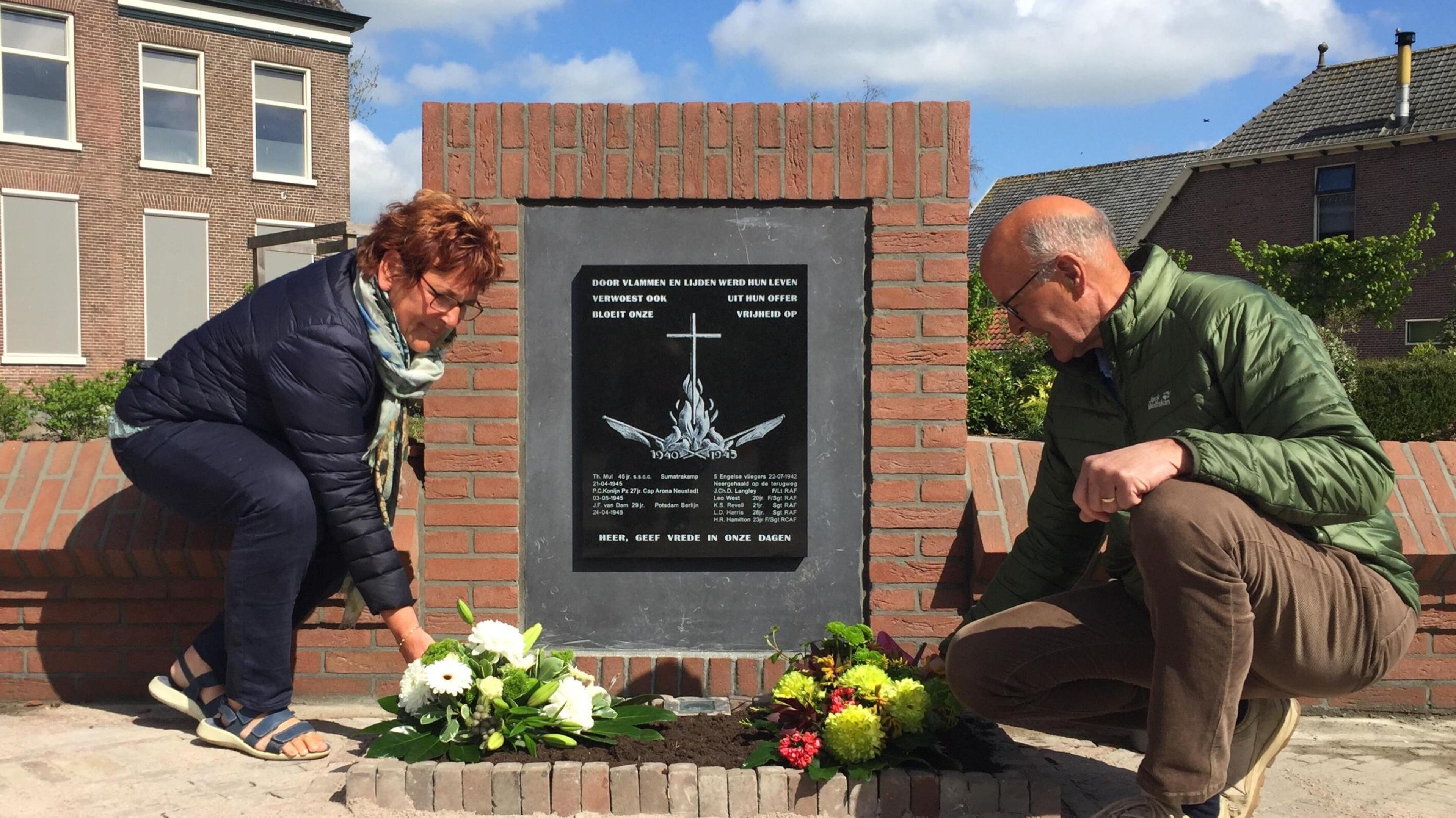 ’Prachtig’, zeggen voorbijgangers over de nieuwe plaquette op het oorlogsmonument in Spierdijk [vide